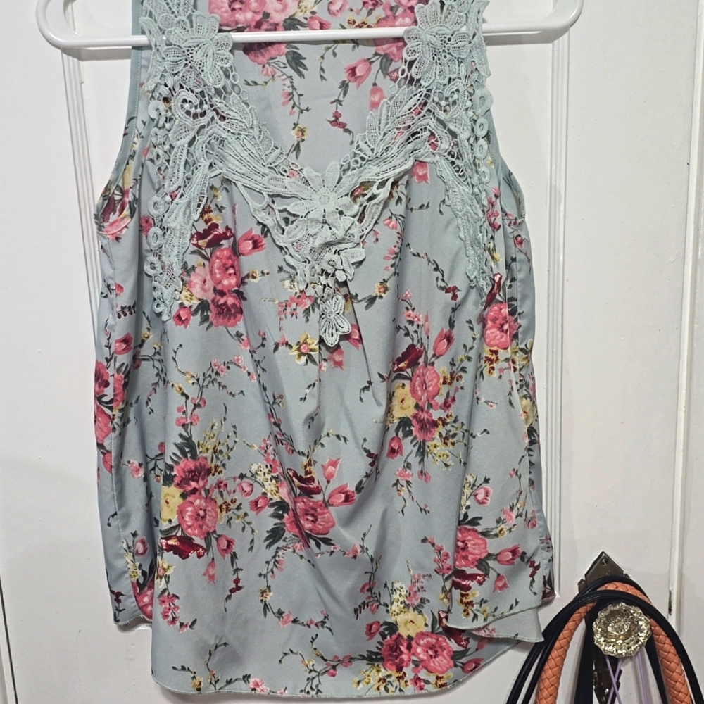 Sason. Flowered short sleeve shirt. Size S crochet around the neck.